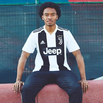 Juan Guillermo Cuadrado se perdió el partido que selló el título de Serie A ante la Roma por acumulación de tarjeta amarillas, pero fue uno de los protagonistas de la presentación de la nueva camiseta de Juventus.