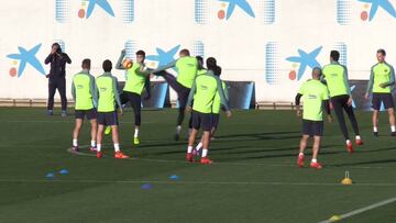 Entrada feroz de Mathieu a Piqué y... ¡Messi se partió de risa!