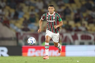  Su brillantez y liderazgo brillaron en el AC Milan, el Paris Saint-Germain y, más recientemente, en el Chelsea FC. El defensor brasileño, a sus 41 años ha decidido seguir jugando al más alto nivel sudamericano. Thiago Silva firmó su regreso al club donde se formó, el Fluminense FC en la Primera División de Brasil.