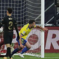 Cádiz 1-0 Barcelona: Giménez puts hosts ahead