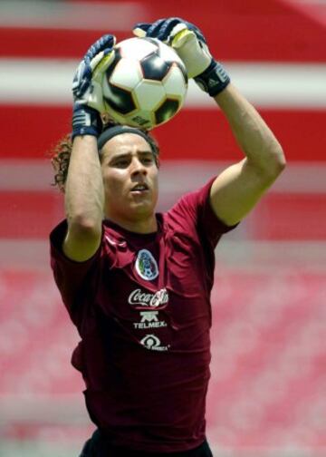 También cayó en fase de grupos ante la local Honduras en el premundial. Sólo pudo vencer a Jamaica, ya que cayó de igual forma contra Canadá. El capitán de aquel equipo era Guillermo Ochoa y aparecían Santiago Fernández que jugaba en el Barcelona, Luis Ángel Landín y Efraín Velarde.