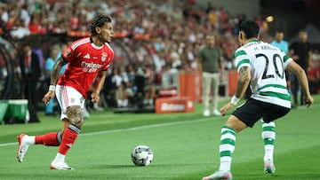 Faro (Portugal), 31/07/2025.- Sporting player Maxi Araujo (R) in action against Benfica player Richard Ríos (L) during the Portuguese Supercup soccer match between Sporting CP and SL Benfica at Algarve Stadium, in Faro, Portugal, 31 July 2025. EFE/EPA/MIGUEL A. LOPES