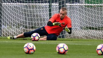 Cillessen bloca un balón en un entrenamiento con el Barcelona.