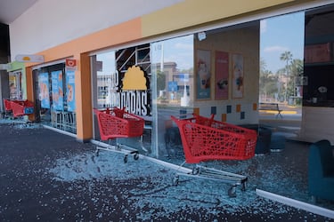 Supermercado vandalizado en Guadalajara, estado de Jalisco, México, tras la muerte del líder del Cártel Jalisco Nueva Generación, Nemesio Rubén Oseguera Cervantes, conocido como “El Mencho".