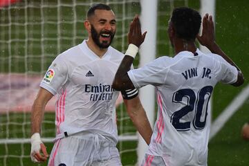Benzema celebra el 2-0 al Eibar con Vinícius Jr.