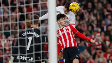 BILBAO, 03/03/2024.- El delantero polaco del FC Barcelona, Robert Lewandowski (d), cabecea el balón ante el defensa del Athletic Club, Imanol García, durante el encuentro correspondiente a la jornada 27 de Primera División que Athletic Club y FC Barcelona disputan hoy Domingo en el estadio de San Mamés, en Bilbao. EFE / Miguel Toña.
