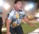 Mira cómo mueve la cintura Maradona. ¡Qué ritmo!