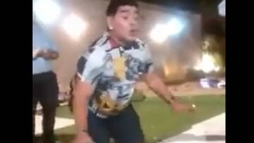 Mira cómo mueve la cintura Maradona. ¡Qué ritmo!