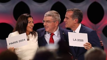 La alcaldesa de Par&iacute;s, Anne Hidalgo; el presidente del COI, Thomas Bach, y el alcalde de Los &Aacute;ngeles, Eric Garcetti, tras conocerse la decisi&oacute;n final del COI. 