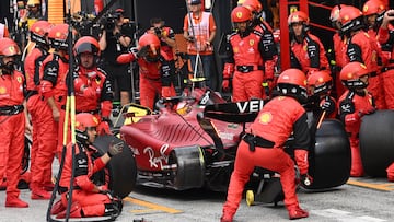 El cambio de ruedas de Carlos Sainz (Ferrari F1-75) en Zandvoort, Países Bajos. F1 2022.