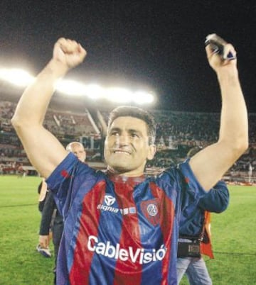 La segunda fue en San Lorenzo de Almagro. Con el elenco de Boedo, ganó el Clausura 2001 y la Copa Mercosur del mismo año.
