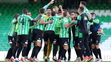 Los jugadores del Betis celebran la clasificación.