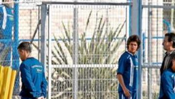 <b>APARTADO. </b>El delegado Juan Morgado, ayer en el momento de comunicarle a D'Alessandro que tampoco podía entrenarse con el equipo.