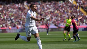 BARCELONA, 11/05/2025.-El delantero del Real Madrid Kylian Mbappé celebra su segundo gol contra el Barcelona, durante el partido de la jornada 35 de LaLiga EA Sports entre el Barcelona y el Real Madrid, este domingo en el Estadi Olímpic Lluís Companys.-EFE/ Enric Fontcuberta