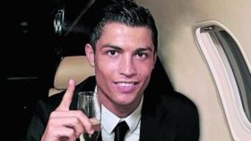 <b>POR EL 2010. </b>Cristiano brinda por el nuevo año. En 2010 espera ganar muchos títulos con el Madrid.