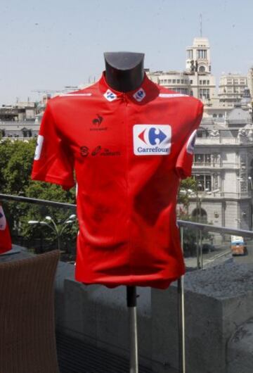 El maillot que distingue al líder de la Vuelta a España ha cambiado de color en numerosas ocasiones. Desde el naranja de la primera edición en 1935, ha sido rojo, blanco y rojo, amarillo, dorado a partir de 1999, para distinguirlo del maillot del Tour. Desde 2010, el líder de la carrera se distingue con el maillot rojo. Este color se utilizó por primera vez en 1945, al hacerse cargo de la organización el Diario Ya.