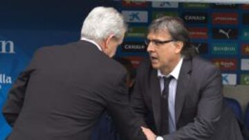 El entrenador del Barcelona, el argentino Gerardo "Tata" Martino (d) saluda al del Espanyol, el mexicano Javier Aguirre.