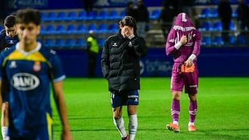 Los jugadores del Espanyol tras la derrota ante el Atlético Baleares.