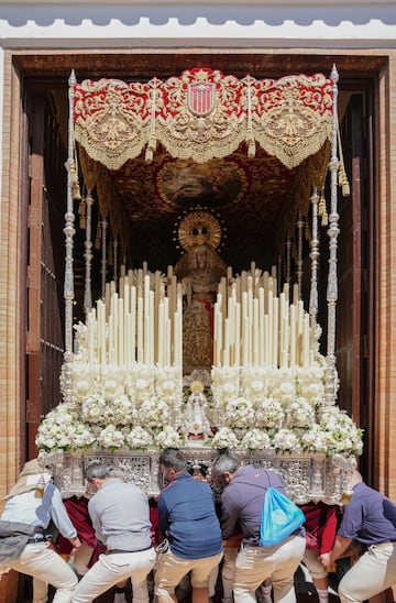 La hermandad de Santa Genoveva sale de su templo para iniciar su estación de penitencia el Lunes Santo en Sevilla.