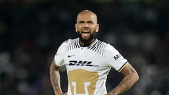 Dani Alves durante el partido de Pumas en contra de Mazatlán.