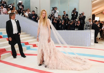 Keith Urban y Nicole Kidman. La actriz con un hermoso  vestido de Chanel del año 2004.