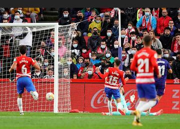 Balón filtrado de Kroos que recibe el balear a la espalda de la defensa, se interna en el área y bate a Maximiano con un disparo cruzado