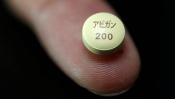 FILE PHOTO: A tablet of Avigan - drug approved as an anti-influenza drug in Japan and developed by Toyama Chemical Co, a subsidiary of Fujifilm Holdings Co, is displayed during a photo opportunity at Fujifilm&#039;s headquarters in Tokyo, October 22, 2014