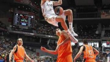 <b>LLULL ENCUENTRA A RUDY FERNÁNDEZ. </b>Rudy Fernández saltó a la cancha, ya recuperado de una lumbalgia, a 1:01 del final del primer cuarto y unos segundos después lograba su primera canasta como madridista, un triple. Su mejor jugada llegó en el arranque del segundo parcial, al lograr el espectacular alley-oop de la imagen a pase de Sergio Llull.