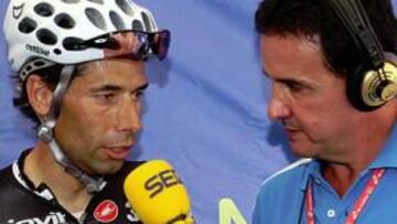 <b>CON EL UNO. </b>De la Morena, ayer en la meta con Íñigo Cuesta.