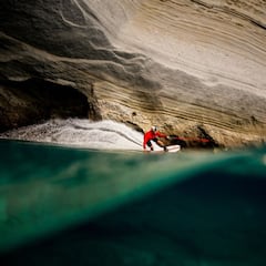Wakeboard en la costa turquesa de Milos, un paisaje lunar