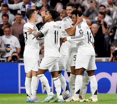 1-1. Endrick celebra el tanto que iguala el partido con sus compañeros.