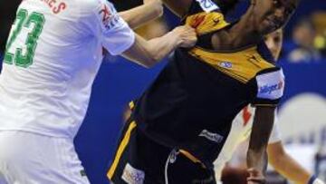 <b>DURA PUGNA. </b>Sandy Barbosa intenta deshacerse de Szekeres.