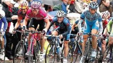 <b>EL MÍTICO MURO DE HUY. </b>En la subida final, de izquierda a derecha: Freire, Vinokourov, David Etxebarria (en segundo plano), Rebellin y Di Luca.