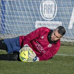 Andrés Fernández será baja ante el Betis por COVID-19