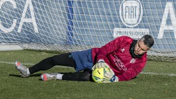 Andrés Fernández será baja ante el Betis por COVID-19