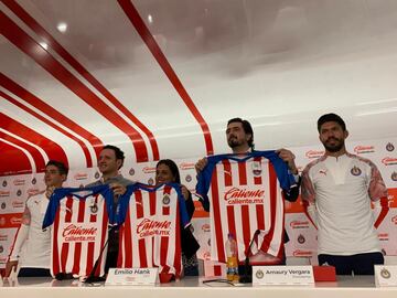 Chivas ya luce los colores de Caliente en el pecho