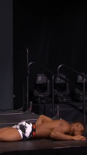 Un peleador de UFC se desmaya justo tras pasar el pesaje: la secuencia es terrible