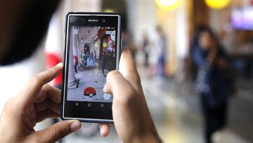 POK01 NUEVA DELHI (INDIA), 29/07/2016.- Un hombre intenta cazar un pokémon tras haberlo localizado en Connaught Place de Nueva Delhi, en India, hoy, 29 de julio de 2016. El fenómeno Pokémon Go todavía no ha desembarcado en India tras su début en Asia, sin embargo, muchas personas han encontrado la manera de descargarlo por internét. EFE/Rajat Gupta