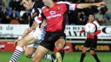 VUELTA A LOS ORÍGENES. José Luis Pérez Caminero volvió a una demarcación que no es nueva para él. Moré le situó como defensa central, una posición en la que triunfó de lleno en su anterior etapa en Pucela. Pasó la prueba.