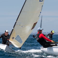 Cardona firma un martes estelar y es líder del Europeo de Finn