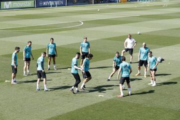 Zidane observa al grupo en Valdebebas. 