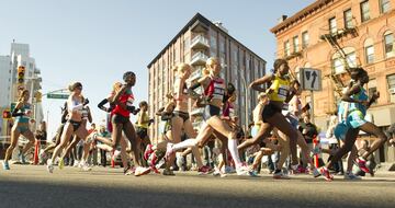 El grupo de las corredoras profesionales atraviesa Queens durante la Maratón de 2010.
