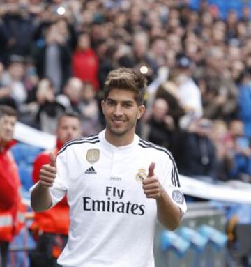 Lucas Silva vestido de blanco.