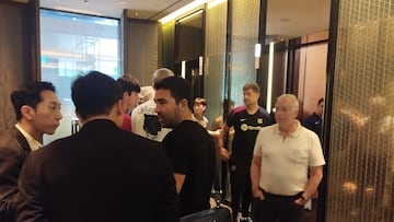 Deco a su llegada al hotel de concentración del Barça en Seúl.