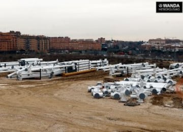 Las piezas del canopy de la cubierta ya están listas en el terreno situado frente a la fachada del estadio a la espera de ser ensambladas e izadas hasta su posición final.