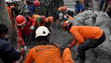 La violenta erupci&oacute;n del volc&aacute;n de Semeru: 15 fallecidos.