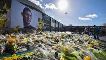 Los aficionados del Nantes llenaron de flores amarillas los aleda&ntilde;os del estadio Beaujoire, en Nantes, en homenaje a Emiliano Sala, el futbolista fallecido en un accidente de avioneta en el Canal de la Mancha. 