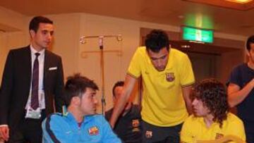 <b>PREOCUPADOS. </b>Puyol y Busquets hablan con Villa, ya escayolado. Abajo, secuencia de la lesión.