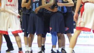 <b>UNA PIÑA. </b>Los jugadores del Estudiantes necesitan permanecer tan unidos como lo estaban en este instante de la victoria ante el Manresa.