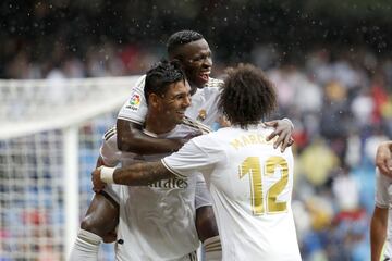 Real Madrid 3-0 Levante | Vinicius llegó por la derecha y metió un centro tenso para que Casemiro en el segundo palo marcara a placer ante Aitor.